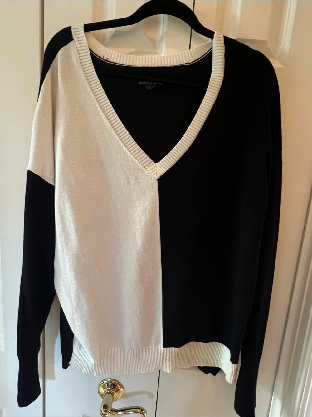 ๐ Jeans by Buffalo XL Black Ivory Color Block Oversized V Neck Sweater - Picture 6 of 10